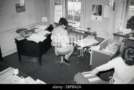 1966, historique, deux employées de bureau à l'aide de machines de comptabilité ou d'ajout, travaillant dans le bureau municipal d'une compagnie maritime, Édimbourg, Écosse, Royaume-Uni. Banque D'Images