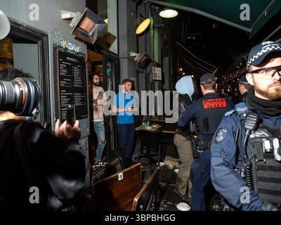 Melbourne, Australie. 04 juillet 2025. La police arrête un manifestant à l'extérieur de la vitrine endommagée lors de la manifestation anti-police à Melbourne. Une manifestation anti-police dans le quartier des affaires de Melbourne s'est heurtée au personnel de Miznon, un restaurant israélien sur l'emblématique Hardware Lane, après que le copropriétaire Shahar Segal ait rejoint le groupe israélien de distribution alimentaire Gaza Humanitarian Foundation soutenu par les États-Unis en tant que porte-parole. (Photo Alex Zucco/SOPA images/SIPA USA) crédit : SIPA USA/Alamy Live News Banque D'Images
