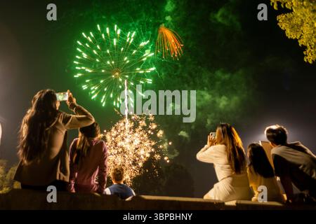Los Angeles, États-Unis. 04 juillet 2025. Les spectateurs se rassemblent au parc Rosemead pour regarder les feux d'artifice pendant le feu d'artifice du 4 juillet. (Photo de Ringo Chiu/SOPA images/SIPA USA) crédit : SIPA USA/Alamy Live News Banque D'Images