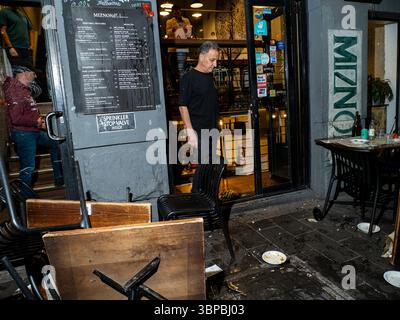 Melbourne, Australie. 04 juillet 2025. Un homme inspecte les dégâts causés à la vitrine de Miznon lors de la manifestation anti-police à Melbourne. Une manifestation anti-police dans le quartier des affaires de Melbourne s'est heurtée au personnel de Miznon, un restaurant israélien sur l'emblématique Hardware Lane, après que le copropriétaire Shahar Segal ait rejoint le groupe israélien de distribution alimentaire Gaza Humanitarian Foundation soutenu par les États-Unis en tant que porte-parole. (Photo Alex Zucco/SOPA images/SIPA USA) crédit : SIPA USA/Alamy Live News Banque D'Images