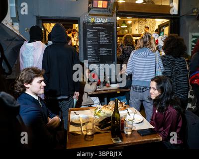 Melbourne, Australie. 04 juillet 2025. Les gens qui dînent à Miznon réagissent à une manifestation antipolicière inattendue à Melbourne. Une manifestation anti-police dans le quartier des affaires de Melbourne s'est heurtée au personnel de Miznon, un restaurant israélien sur l'emblématique Hardware Lane, après que le copropriétaire Shahar Segal ait rejoint le groupe israélien de distribution alimentaire Gaza Humanitarian Foundation soutenu par les États-Unis en tant que porte-parole. (Photo Alex Zucco/SOPA images/SIPA USA) crédit : SIPA USA/Alamy Live News Banque D'Images