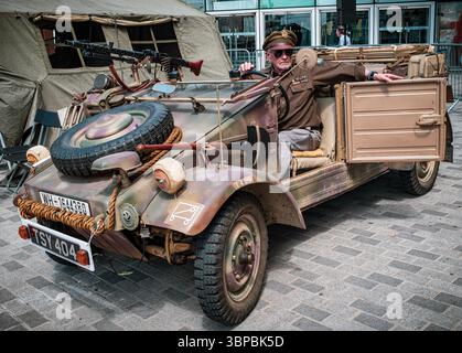 Graham Humphrey pose avec sa Volkswagen Kübelwagen, conçue par le Dr Ferdinand Porsche pour l’armée allemande. Banque D'Images