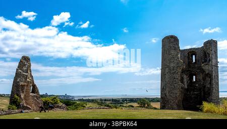 Hadleigh Castle une fortification en ruine dans l'Essex, surplombant l'estuaire de la Tamise. Construit après 1215 sous le règne d'Henri III Banque D'Images