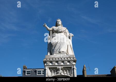 La statue de la reine Victoria se trouve fièrement sur Clifftown Parade surplombant le Southend on Sea front de mer. Banque D'Images