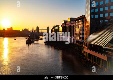 Lever de soleil sur la Tour de Londres, Tower Bridge et HMS Belfast sur la Tamise. Banque D'Images
