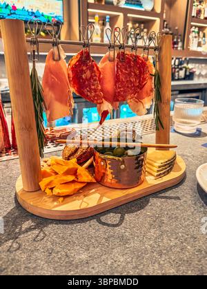 Pour Lauderdale, Floride - 28 décembre 2024 : une sélection de charcuterie et de fromages au bar du hall de l'hôtel Hilton Banque D'Images