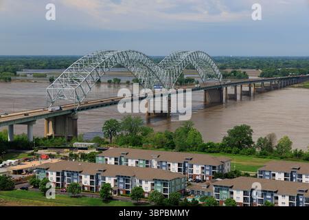 Pont Hernando de Soto depuis la plate-forme d'observation sur Bass Pro Pyramid, Memphis, Tennessee Banque D'Images