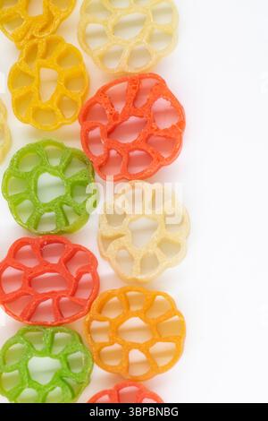 Color Unfried Chips Colorful Chips prêt à frire, il est fabriqué à partir de pâte finement roulée qui est frite jusqu'à ce qu'elle soit dorée et croquante, Banque D'Images