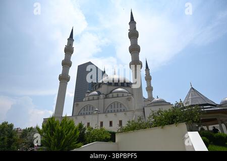 Tirana, Albanie - 20 juin 2025 : Mosquée Namazgja à Tirana. Banque D'Images