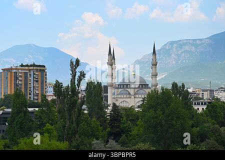 Tirana, Albanie - 20 juin 2025 : paysage urbain de Tirana avec la mosquée Mamazgja. Banque D'Images