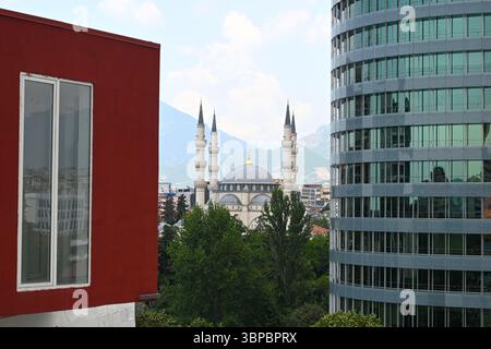 Tirana, Albanie - 20 juin 2025 : paysage urbain de Tirana avec la mosquée Mamazgja. Banque D'Images