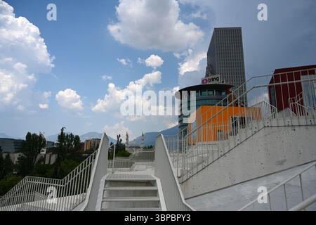 Tirana, Albanie - 20 juin 2025 : la Pyramide de Tirana (Piramida e Tiranes) est une structure et un ancien musée. Maintenant dans Pyramid se trouve le centre INFORMATIQUE pour l'immobilier d'entreprise Banque D'Images