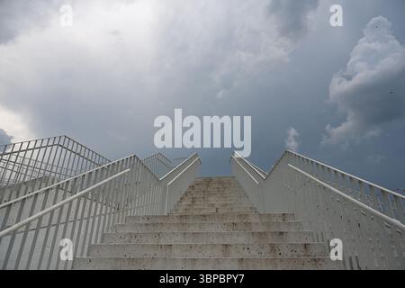 Tirana, Albanie - 20 juin 2025 : la Pyramide de Tirana (Piramida e Tiranes) est une structure et un ancien musée. Maintenant dans Pyramid se trouve le centre INFORMATIQUE pour l'immobilier d'entreprise Banque D'Images