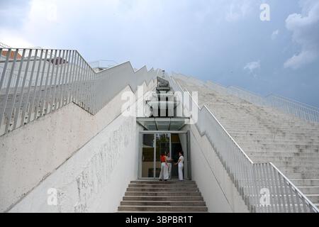 Tirana, Albanie - 20 juin 2025 : la Pyramide de Tirana (Piramida e Tiranes) est une structure et un ancien musée. Maintenant dans Pyramid se trouve le centre INFORMATIQUE pour l'immobilier d'entreprise Banque D'Images