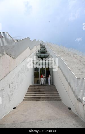 Tirana, Albanie - 20 juin 2025 : la Pyramide de Tirana (Piramida e Tiranes) est une structure et un ancien musée. Maintenant dans Pyramid se trouve le centre INFORMATIQUE pour l'immobilier d'entreprise Banque D'Images
