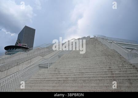 Tirana, Albanie - 20 juin 2025 : la Pyramide de Tirana (Piramida e Tiranes) est une structure et un ancien musée. Maintenant dans Pyramid se trouve le centre INFORMATIQUE pour l'immobilier d'entreprise Banque D'Images