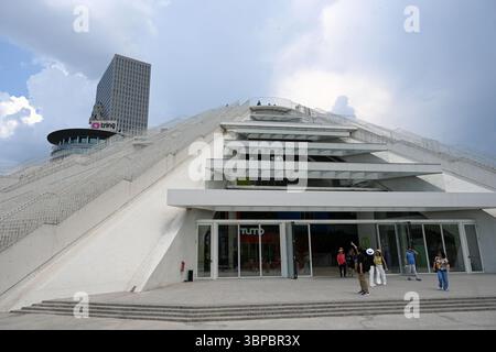 Tirana, Albanie - 20 juin 2025 : touristes près de la Pyramide de Tirana (Piramida e Tiranes). Maintenant dans Pyramid se trouve le centre INFORMATIQUE pour Creative technologies Banque D'Images