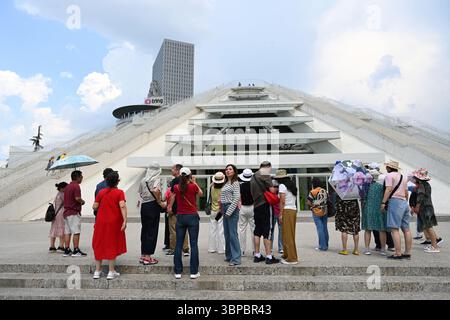 Tirana, Albanie - 20 juin 2025 : touristes près de la Pyramide de Tirana (Piramida e Tiranes). Maintenant dans Pyramid se trouve le centre INFORMATIQUE pour Creative technologies Banque D'Images