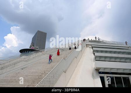 Tirana, Albanie - 20 juin 2025 : touristes près de la Pyramide de Tirana (Piramida e Tiranes). Maintenant dans Pyramid se trouve le centre INFORMATIQUE pour Creative technologies Banque D'Images