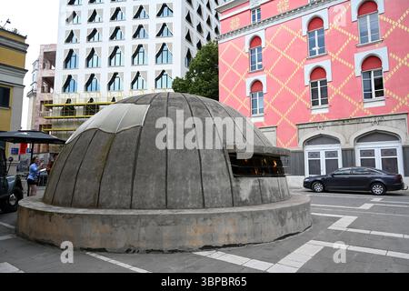 Tirana, Albanie - 20 juin 2025 : Bunk'Art 2 un musée unique de l'histoire albanaise, situé dans un bunker nucléaire de l'ère communiste. Banque D'Images