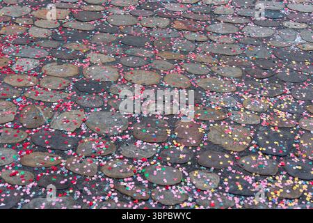 Confettis colorés (morceaux de papier) recouvrant le trottoir jeté par les acclamateurs du carnaval pendant le carnaval de Bâle, en Suisse. Banque D'Images