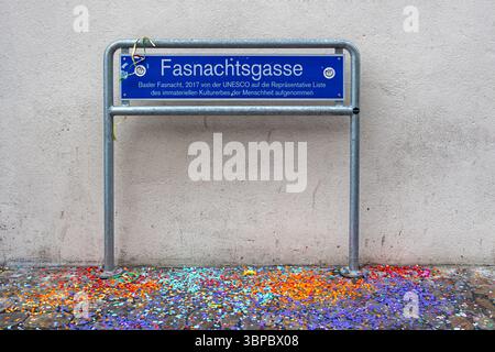 Bâle, Suisse – 11 mars 2025 : Rue plate de Fastnachtgasse (Carnaval Lane : Carnaval de Bâle, prise par l'UNESCO en 2017 sur la liste représentative Banque D'Images