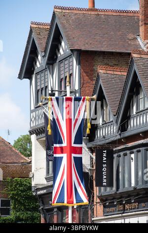 Windsor, Berkshire, Royaume-Uni. 7 juillet 2025. Union Jack et drapeaux français à Windsor, Berkshire. Aujourd’hui, la répétition de la visite d’État du président français Emmanuel Macron a eu lieu à Windsor, Berkshire. La visite d’État aura lieu demain au CHÂTEAU DE WINDSOR où Emmanuel Macron et son épouse Brigitte Macron rejoindront le roi Charles III et la reine Camilla ainsi que d’autres membres de la famille royale, dont le duc et la duchesse de Galles. Le Royal Party traversera la ville escortée par des militaires en calèche, puis dans le château de Windsor. De nombreuses routes à travers la ville seront c Banque D'Images