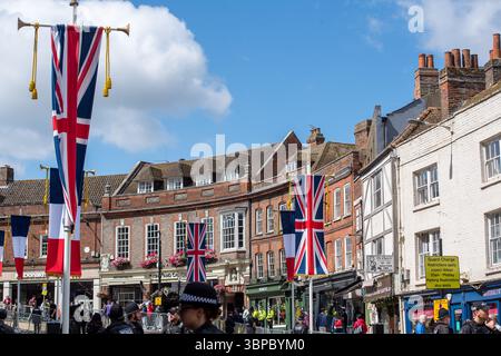 Windsor, Berkshire, Royaume-Uni. 7 juillet 2025. Union Jack et drapeaux français à Windsor, Berkshire. Aujourd’hui, la répétition de la visite d’État du président français Emmanuel Macron a eu lieu à Windsor, Berkshire. La visite d’État aura lieu demain au CHÂTEAU DE WINDSOR où Emmanuel Macron et son épouse Brigitte Macron rejoindront le roi Charles III et la reine Camilla ainsi que d’autres membres de la famille royale, dont le duc et la duchesse de Galles. Le Royal Party traversera la ville escortée par des militaires en calèche, puis dans le château de Windsor. De nombreuses routes à travers la ville seront c Banque D'Images