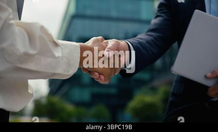 Deux collègues multiraciaux partenaires d'affaires homme caucasien homme d'affaires homme Guy homme afro-américain femme d'affaires femme fille dans la ville Banque D'Images