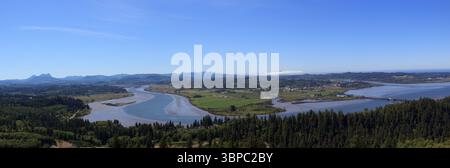 Astoria, Oregon - 26 juin 2016 : une vue panoramique depuis la colonne Astoria, montrant le fleuve Columbia serpentant à travers des paysages luxuriants vers le Pacifique Banque D'Images