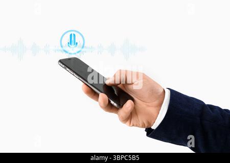 Main de l'homme d'affaires avec le téléphone mobile en utilisant la recherche vocale sur fond clair Banque D'Images