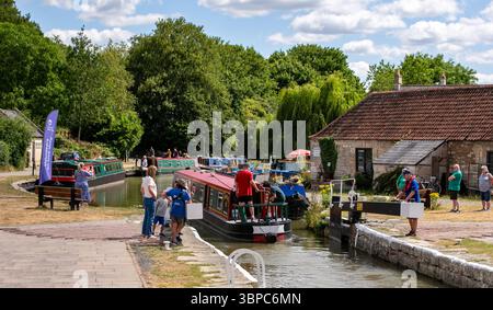 Les gens se rassemblent autour de Bradford on Avon Wharf canal lock sur le canal Kennet et Avon, par une journée ensoleillée Banque D'Images