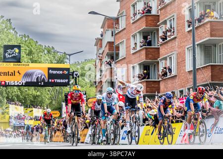 Dunkerque, France. 07 juillet 2025. Tim Merlier, belge de Soudal Quick-Step, célèbre sa victoire en franchissant la ligne d’arrivée pour remporter la troisième étape du Tour de France 2025, de Valenciennes à Dunkerque (178 km), le lundi 07 juillet 2025 en France. La 112ème édition du Tour de France débute le samedi 5 juillet à Lille, France, et se terminera à Paris, France, le 27 juillet. BELGA PHOTO JASPER JACOBS crédit : Belga News Agency/Alamy Live News Banque D'Images