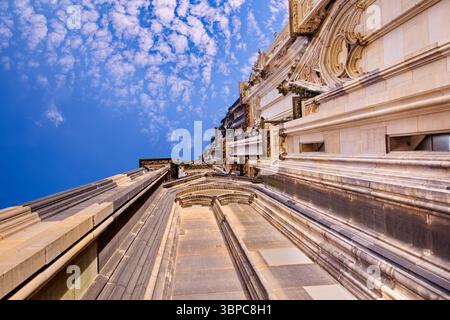 Les lignes de pierre gothiques s'étendent vers le ciel à partir de la cathédrale de Cologne où l'architecture rencontre le drame dans une perspective audacieuse sous des nuages vifs et la lumière du jour rayonnante Banque D'Images