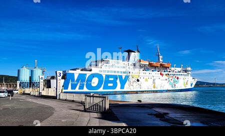 Ferry opéré par Moby Lines dans le port en attente des passagers. Au premier plan - mer bleue. 14 septembre 2025. Livourne, Italie. Banque D'Images