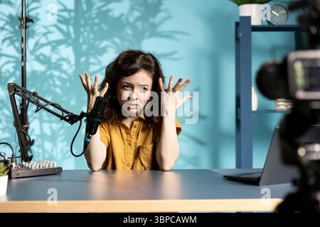 Influenceur se sentant en colère, partageant une histoire concernant les médias sociaux vidéo, parlant aux fans. Le créateur de contenu frustré parle avec les téléspectateurs, ayant une dépression mentale devant les abonnés Banque D'Images