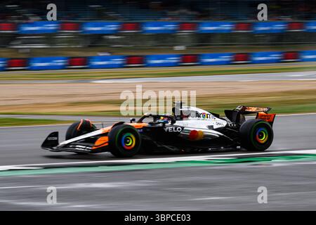 TOWCESTER, ROYAUME-UNI. 06 juillet : Oscar Piastri (Australie) de McLaren en course de dimanche lors du Qatar Airways British Grand Prix 2025 sur le circuit de Silverstone le dimanche 06 juillet 2025 à TOWCESTER, ANGLETERRE. Crédit : Taka G Wu/Alamy Live News Banque D'Images
