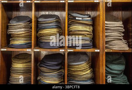 Bouchons plats dans la tablette chez Lock & Co. Hatters à Londres Banque D'Images