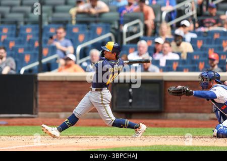 Milwaukee Brewers Sal Frelick (10 ans) marque la huitième manche du match de baseball contre les mets de New York au Citi Field à Corona, New York, le mercredi 2 juillet 2025. (Photo : Gordon Donovan) Banque D'Images