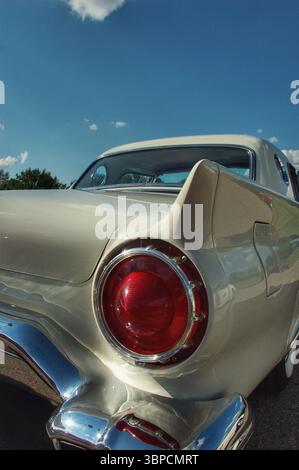Feu arrière et aile arrière d'une voiture classique Ford Thunderbird des années 1950 Banque D'Images
