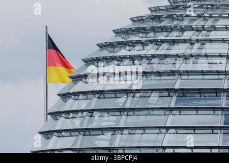 Berlin, Deutschland. 07 juillet 2025. Le drapeau de l'Allemagne sur le Bundestag allemand vole à côté du dôme à Berlin, 07.07.2025. Crédit : dpa/Alamy Live News Banque D'Images