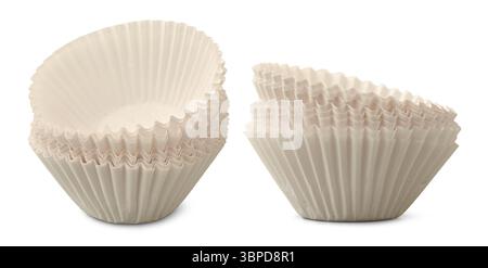 pile de doublures de cupcake en papier cannelé ou de tasses à muffins à fond blanc isolé, doublures jetables et légères avec bords plissés utilisées pour la cuisson Banque D'Images