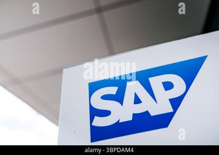 07 juillet 2025, Bavière, Garching BEI München : le lettrage et le logo SAP sont visibles sur une stèle devant une succursale de la société de logiciels à Garching près de Munich (Bavière). SAP est une société mondiale de logiciels dont la société mère cotée SAP se est la société la plus précieuse du DAX. Photo : Matthias Balk/dpa Banque D'Images