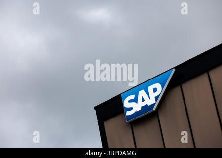 07 juillet 2025, Bavière, Garching BEI München : le lettrage et le logo SAP sont visibles sur la façade devant une succursale de la société de logiciels à Garching près de Munich (Bavière). SAP est une société mondiale de logiciels dont la société mère cotée SAP se est la société la plus précieuse du DAX. Photo : Matthias Balk/dpa Banque D'Images