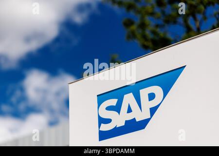 07 juillet 2025, Bavière, Garching BEI München : le lettrage et le logo SAP sont visibles sur une stèle devant une succursale de la société de logiciels à Garching près de Munich (Bavière). SAP est une société mondiale de logiciels dont la société mère cotée SAP se est la société la plus précieuse du DAX. Photo : Matthias Balk/dpa Banque D'Images