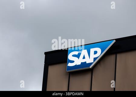 07 juillet 2025, Bavière, Garching BEI München : le lettrage et le logo SAP sont visibles sur la façade devant une succursale de la société de logiciels à Garching près de Munich (Bavière). SAP est une société mondiale de logiciels dont la société mère cotée SAP se est la société la plus précieuse du DAX. Photo : Matthias Balk/dpa Banque D'Images