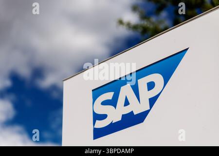 07 juillet 2025, Bavière, Garching BEI München : le lettrage et le logo SAP sont visibles sur une stèle devant une succursale de la société de logiciels à Garching près de Munich (Bavière). SAP est une société mondiale de logiciels dont la société mère cotée SAP se est la société la plus précieuse du DAX. Photo : Matthias Balk/dpa Banque D'Images