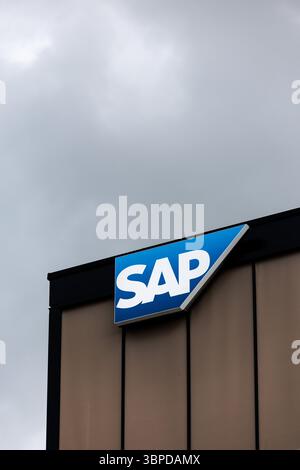07 juillet 2025, Bavière, Garching BEI München : le lettrage et le logo SAP sont visibles sur la façade devant une succursale de la société de logiciels à Garching près de Munich (Bavière). SAP est une société mondiale de logiciels dont la société mère cotée SAP se est la société la plus précieuse du DAX. Photo : Matthias Balk/dpa Banque D'Images