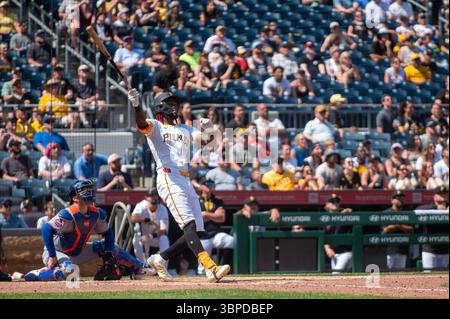 Oneil Cruz, outfielder des Pirates de Pittsburgh, suit un swing home run lors d'un match contre les mets de New York au PNC Park le 29 juin 2025. Banque D'Images