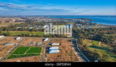 De nouvelles constructions résidentielles progressent à côté du terrain de golf à Yarrawonga près du bord du lac Mulwala Banque D'Images